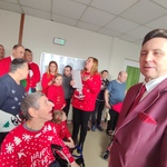 Nauczycielka przekazuje prezenty mieszkańcom DPS