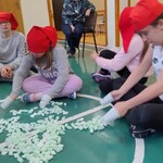 Uczniowie podczas zabawy w kręgu.