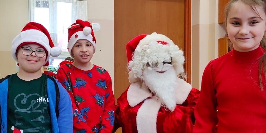 Mikołaj z uczniami