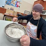 Uczeń miesza składniki w misce.