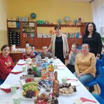 Wychowawczyni, mamy uczniów i uczniowie przy wigilijnym stole