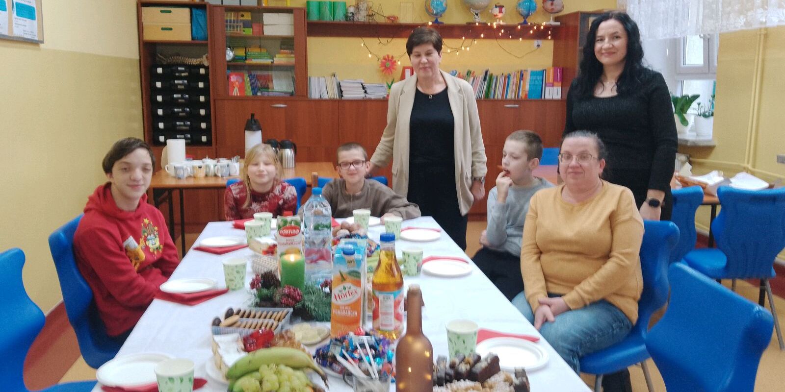 Wychowawczyni, mamy uczniów i uczniowie przy wigilijnym stole