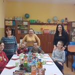 Uczniowie i ich mamy przy wigilijnym stole.