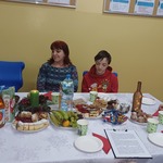 Uczniowie i ich mamy przy wigilijnym stole.
