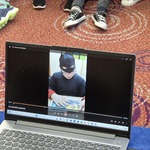 Ekran laptopa z wyświetlonym filmem.