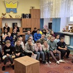 Uczestniczący w konkursie uczniowie obserwują prezentację koleżanki.