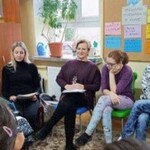Uczniowie i nauczycielka w trakcie spotkania z Olą i jej mamą.