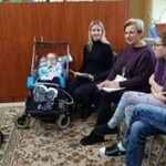 Uczniowie i nauczycielka w trakcie spotkania z Olą i jej mamą.