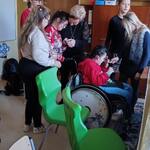 Uczennice i wychowawczyni dzielą się opłatkiem.