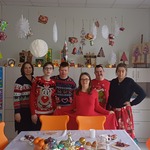 Pamiątkowe zdjęcie kasowe przy wigilijnym stole.