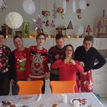 Pamiątkowe zdjęcie  kasowe z panią Anią przy wigilijnym stole.