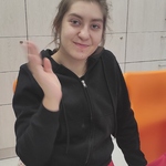 uczennica siedzi przy stole.