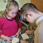 Uczniowie dzielą się opłatkiem.