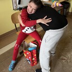 Uczeń składa życzenia koleżance.
