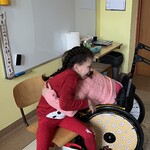 Uczennica składa życzenia koleżance.