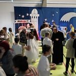 Społeczność szkolna podczas dzielenia się opłatkiem.