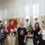 Pamiątkowe zdjęcie uczniów.