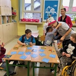 Uczennica obejmuje ucznia składając życzenia