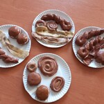 Karnawałowe smakołyki z masy solnej na papierowych talerzykach.