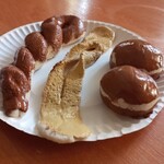 Karnawałowe smakołyki z masy solnej na papierowym talerzyku.