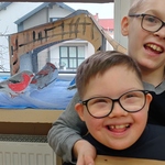 Uczniowie na tle dekoracji tematycznej