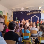 Widzowie oglądają przedstawienie odbywające się na scenie
