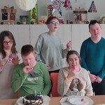 Pamiątkowe zdjęcie jubilata z kolegami z  klasy.