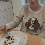Uczennica je tort.