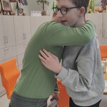 Uczennica składa życzenia jubilatowi.