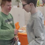 Uczennica składa życzenia jubilatowi.