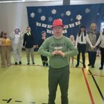 Uczeń w trakcie zabawy karnawałowej.