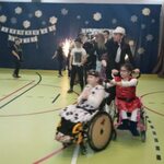 Uczniowie w trakcie zabawy karnawałowej.