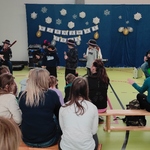 Uczniowie oglądają Bajkę muzyczną.