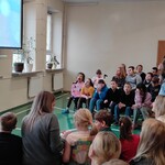 Społeczność szkolna podczas spotkana edukacyjnego.