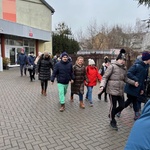 Grupa uczniów wychodzi ze szkoły