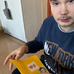 Uczeń trzyma walentynkową kartkę