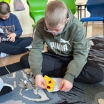 Uczeń wkłada kartkę do koperty