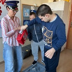 Uczeń wrzuca kartkę do skrzynki zrobionej z pudełka