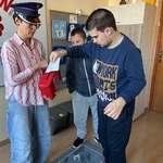 Uczeń wrzuca kartkę do skrzynki zrobionej z pudełka