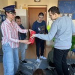 Uczeń wrzuca kartkę do skrzynki zrobionej z pudełka