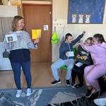 Nauczycielka demonstruje otrzymaną walentynkę
