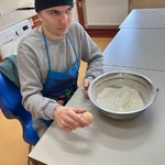 Uczeń rozbija jajko
