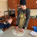 Uczeń wałkuje ciasto