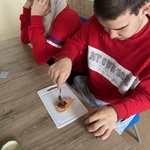 Uczeń smaruje ciasteczko marmoladą