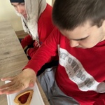 Uczeń układa ciasteczko