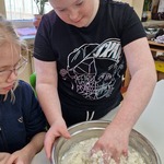 Uczniowie wyrabiają ciasto w misce