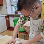 Uczeń zagniata ciasto