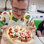 Uczeń prezentuje swoją pizzę