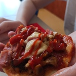 Pizzerinka trzymana w ręku