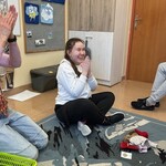 Nauczyciel i uczennica biją brawo